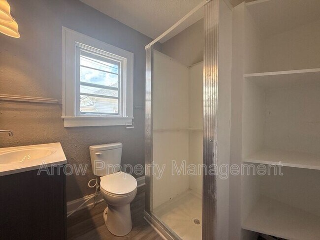 Building Photo - 715 Ella St