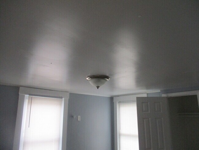 Building Photo - COMING SOON!  Updated 4 Bed 1.5 Bath Middl...