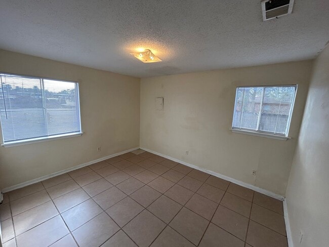 Building Photo - Moss Point 3 Bedroom
