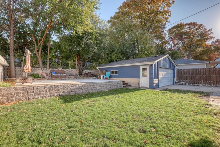 Garage - 11918 W Dearbourn Ave
