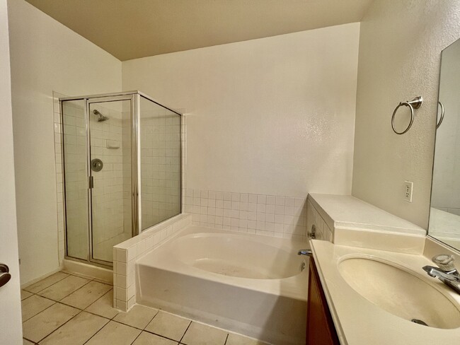 Building Photo - Desirable Downstairs 2 Bed, 2 Bath Condo f...