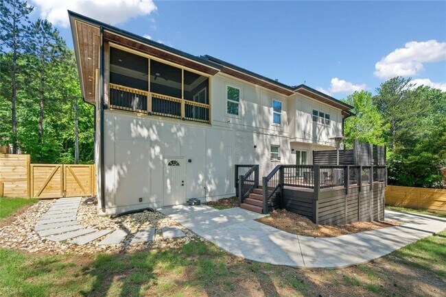 Building Photo - 320 Kelso Dr SW