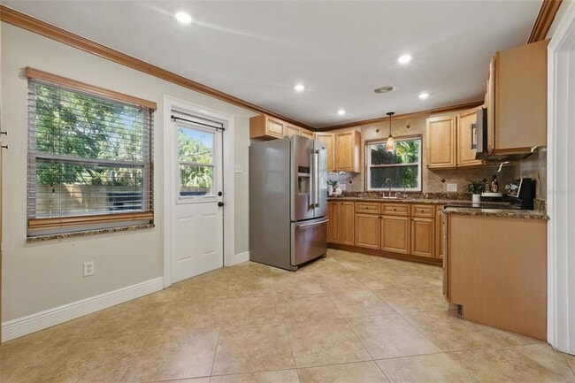 Building Photo - 4926 Camellia Way S