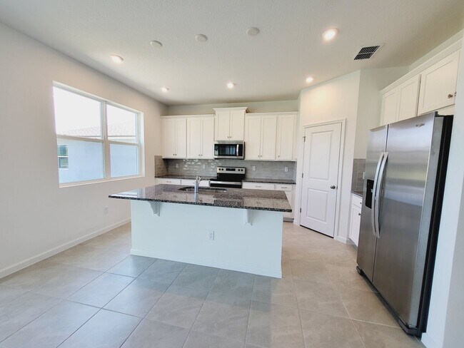 Building Photo - Kissimmee 5 Bedroom/3 Baths Home For Rent in 34747