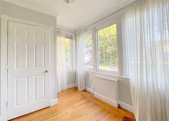 Building Photo - 306 Soundview Ave
