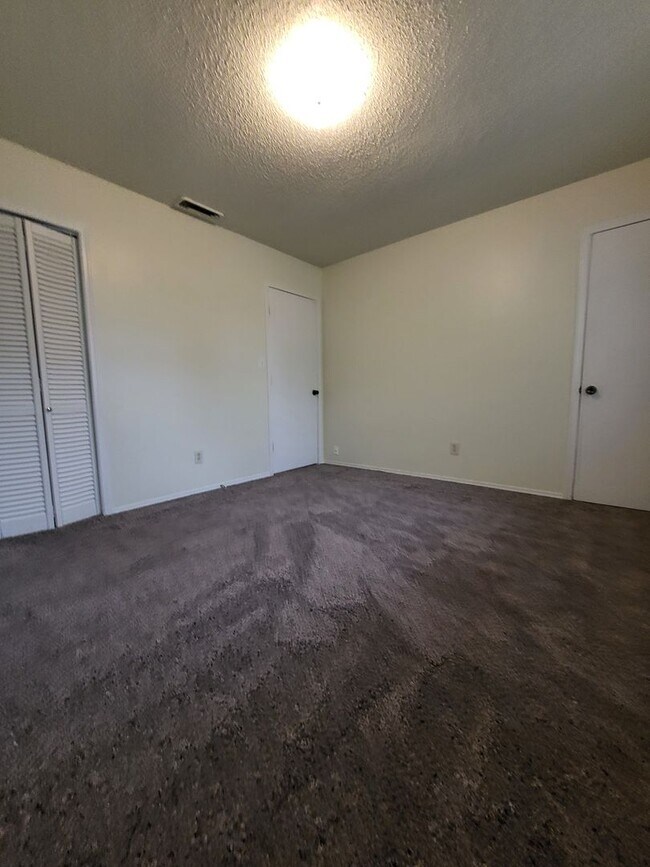 Building Photo - (3) Bed/(1.5) Bath Avail NOW!