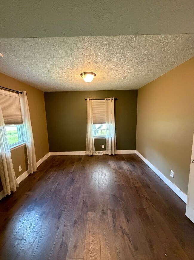 Building Photo - Secluded & Charming 3BR/1BA in Lansing — Section 8 Approved