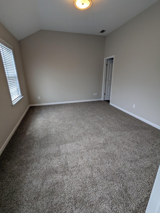 Building Photo - 702 Pippin Dr