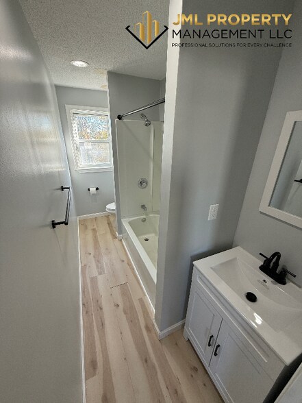 Building Photo - 86 Kilburn St