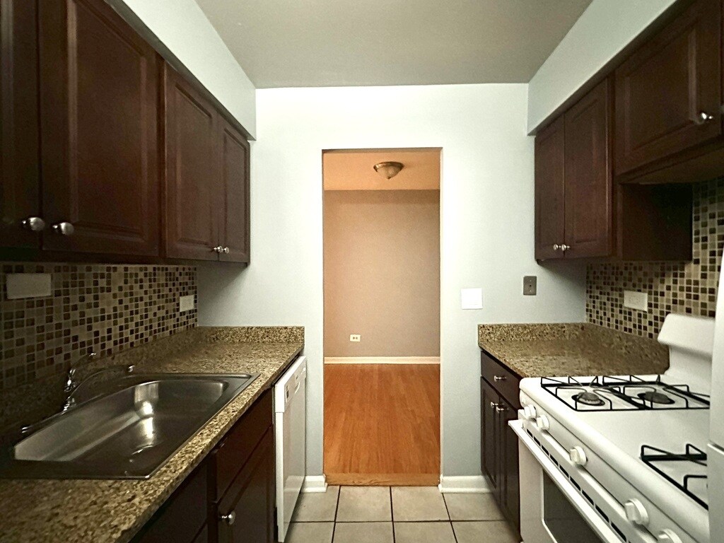 Building Photo - 5820 N Sheridan Rd