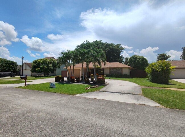 Building Photo - 616 White Water Dr