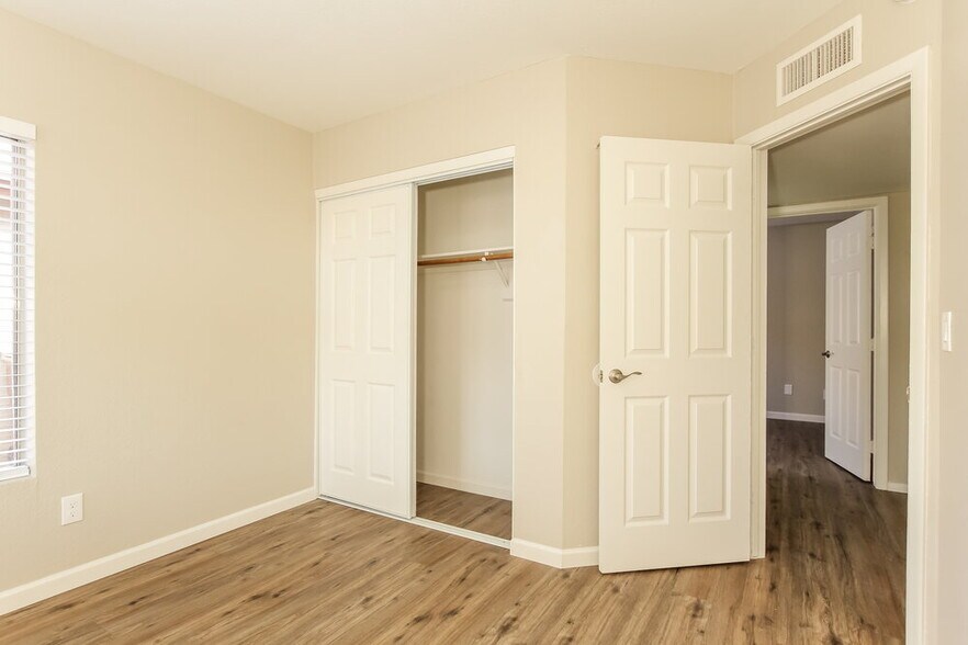 Building Photo - 11942 N 73rd Ave