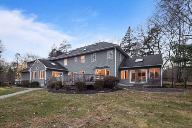 Building Photo - 11 Viola Rd