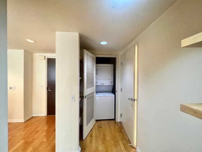 Building Photo - Excellent South Beach Location-1 Bed/1 Bath in Amenity Building with W/D & Garage Parking!