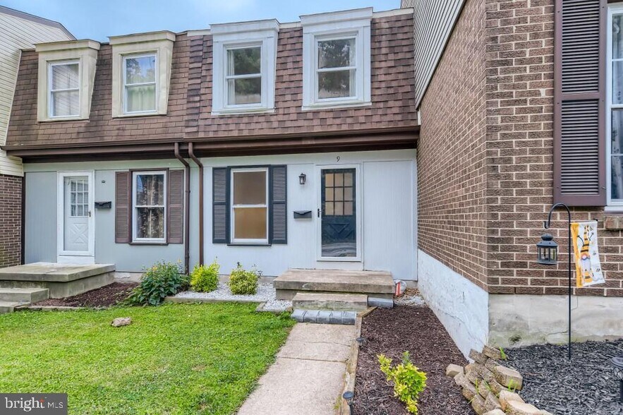 Building Photo - 9 Robinway Ct