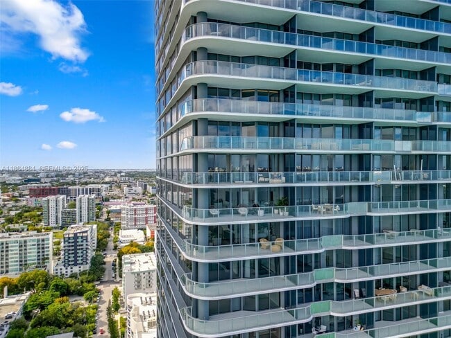 Building Photo - 700 NE 24th St