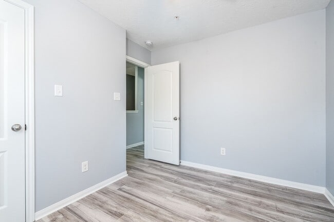 Building Photo - 207 N Poplar St