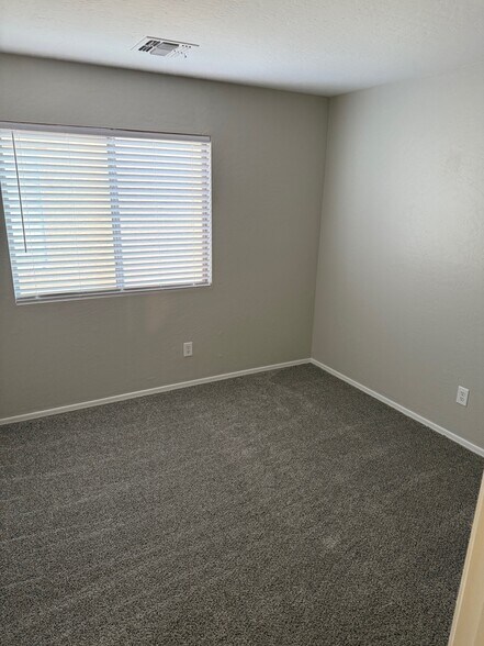 Building Photo - 9741 W Heber Rd