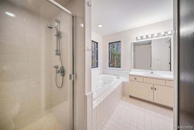 Building Photo - 695 Heritage Dr