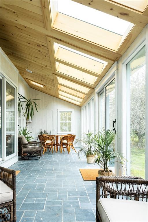 Building Photo - 304 Third Beach Rd