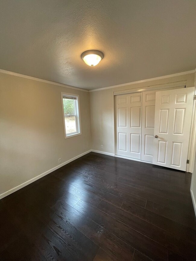Building Photo - 2bdrm, 2 bath, located just minutes from d...