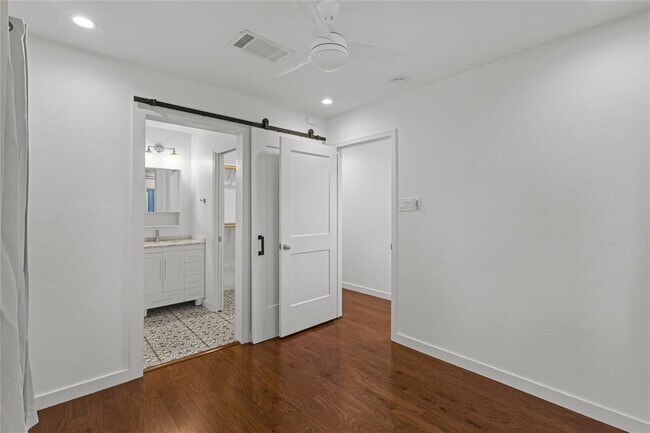 Building Photo - 713 E 45th St