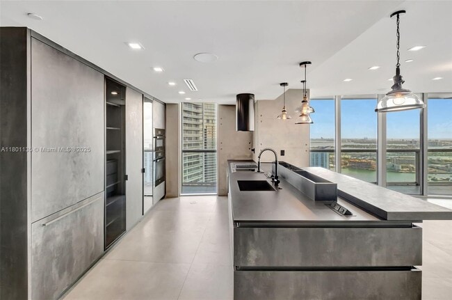 Building Photo - 495 Brickell Ave