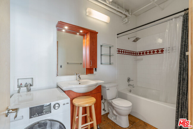 Building Photo - 215 W 7th St