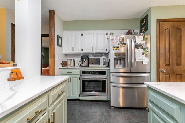 Building Photo - 5 Bed 3 Bath Home