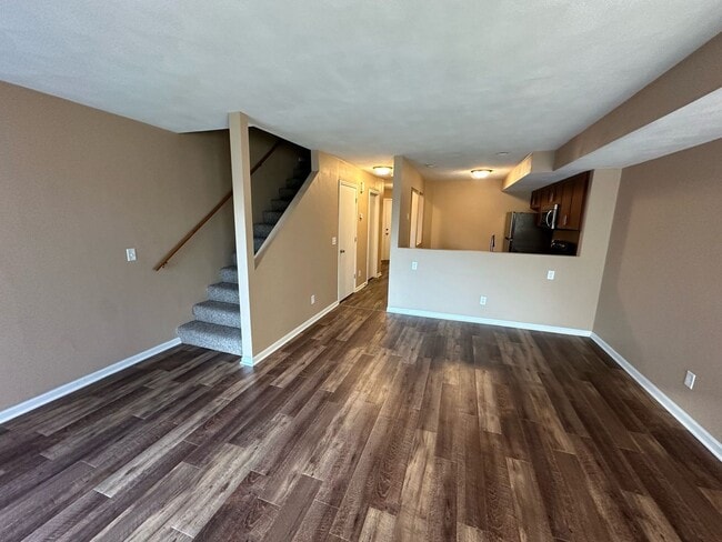 Building Photo - 2 Bedroom 1.5 Bath Spacious Townhome
