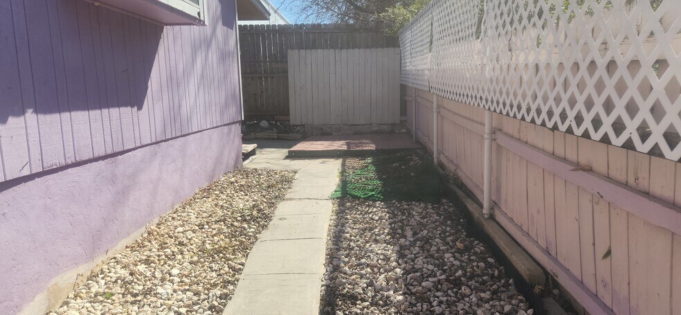 Building Photo - 605 E Applegate Dr