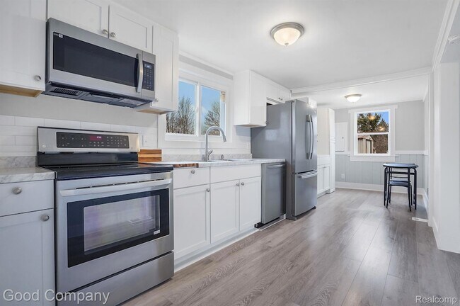 Building Photo - 47181 Pinecrest Dr