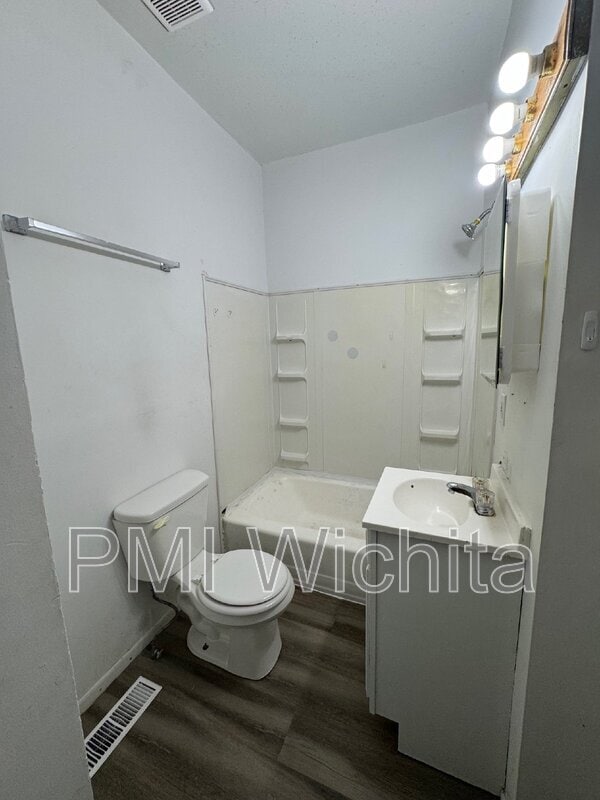 Building Photo - 257 N Poplar Ave