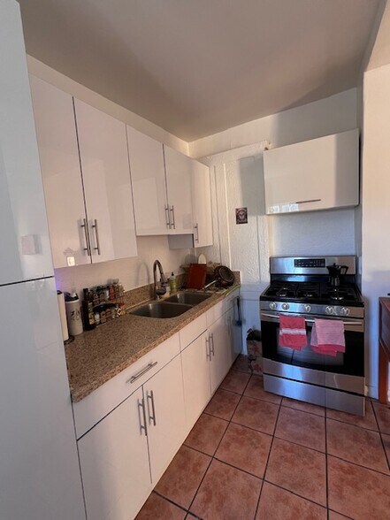 Building Photo - 3266 Descanso Dr