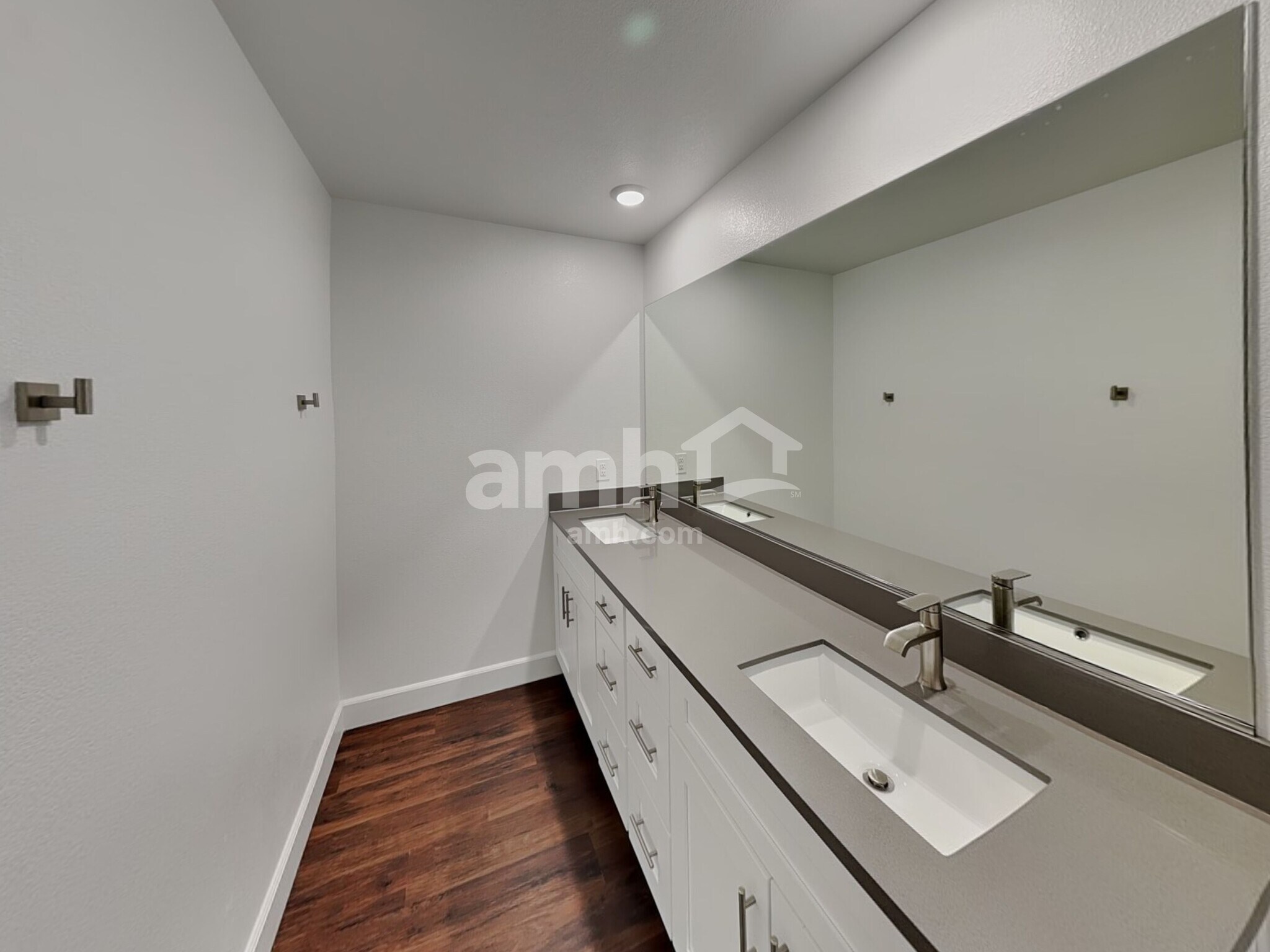 Building Photo - 642 N Water St