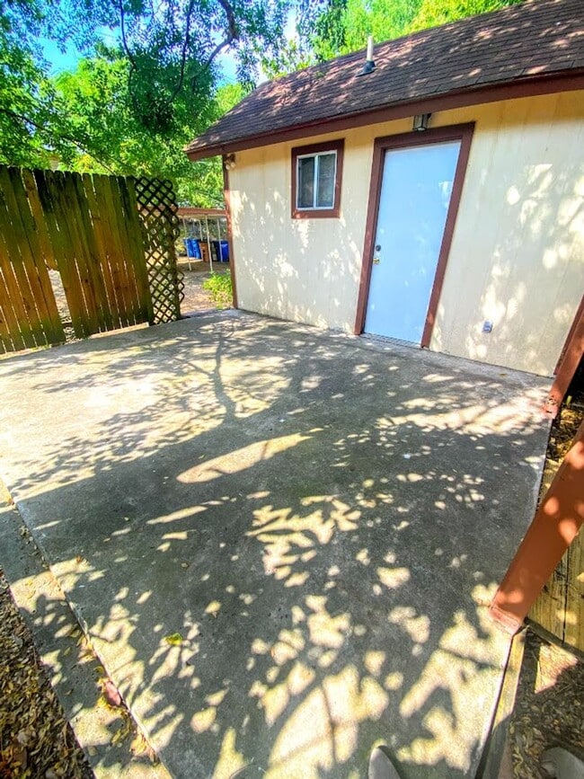 Building Photo - Rosedale Charmer - Wood Floors  - 1 BD / 1BA - W/D - Patio - Covered Parking - $1500