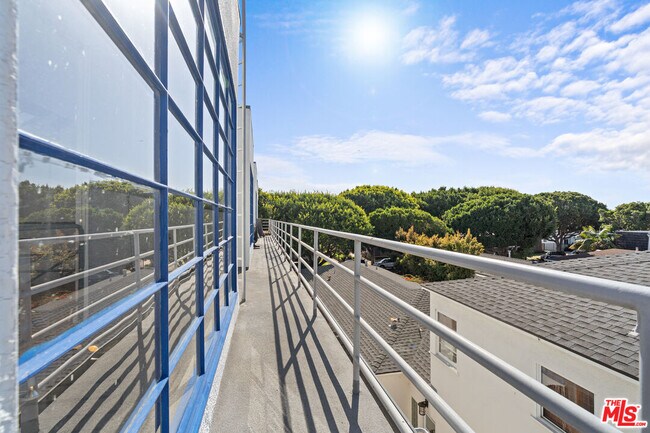 Building Photo - 1015 Marine St