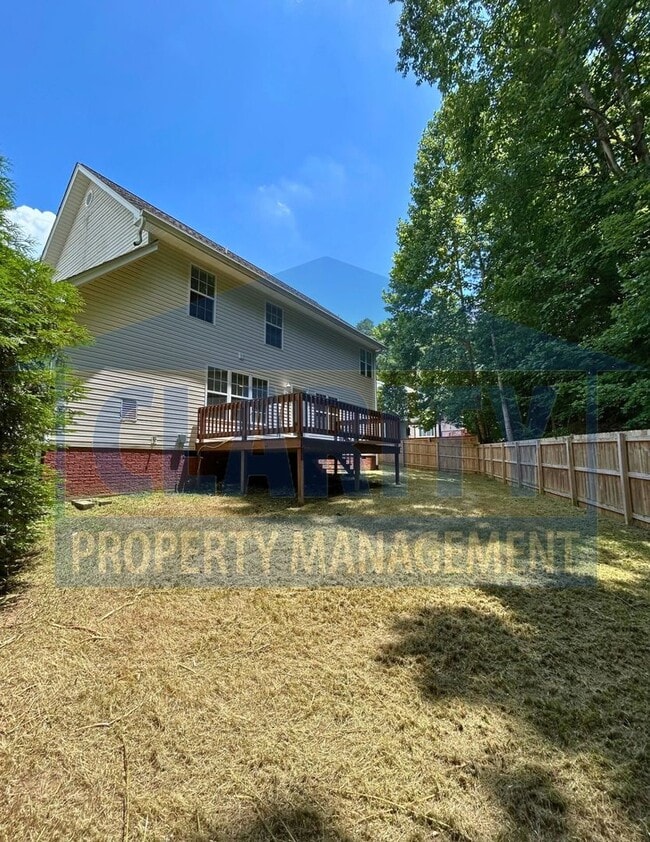 Building Photo - Beautiful three bedroom home in North Clev...