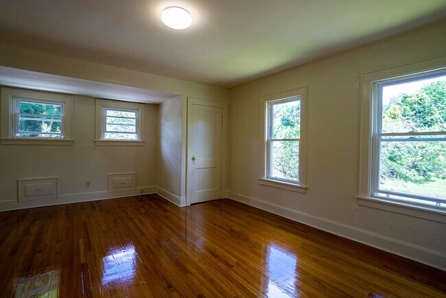 Building Photo - Charming Single Family Home In Residential...