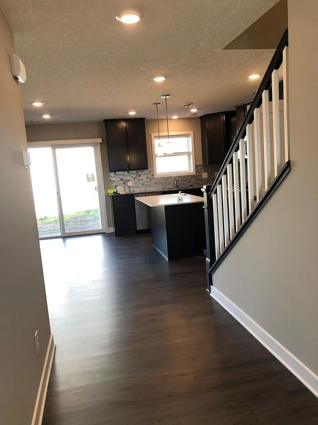 Building Photo - Awesome woodbury townhouse available!