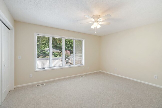 Building Photo - 3 Bedroom Contemporary Carolina Trace Home...