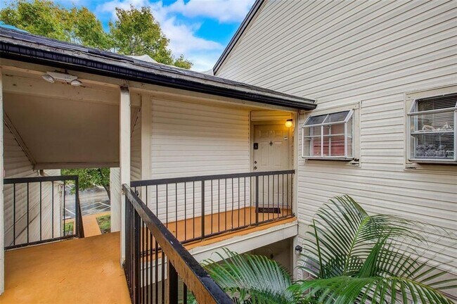 Primary Photo - 1956 Lake Atriums Cir