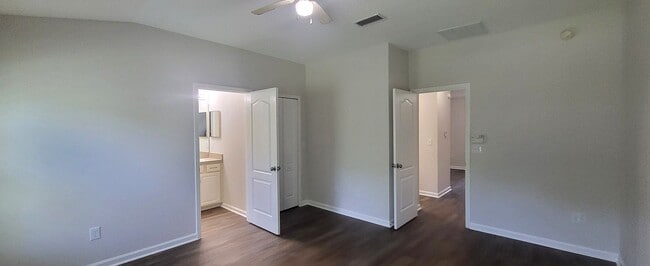 Building Photo - Spacious 2BR/2.5 Bathroom Northside Townho...