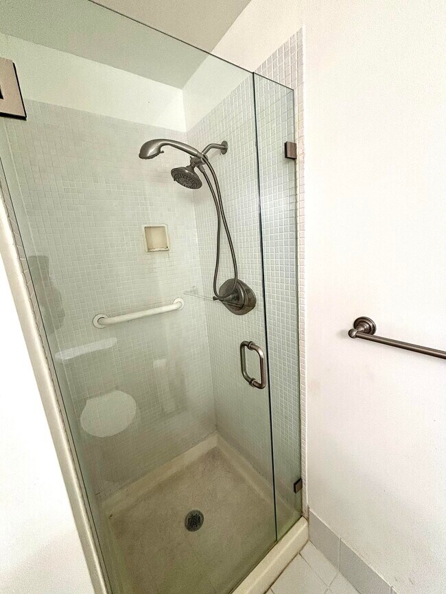 Building Photo - 185 Valencia H