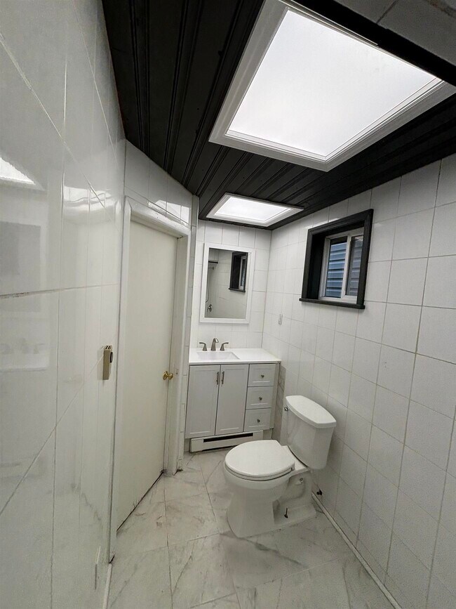 Building Photo - 80 E 24th St