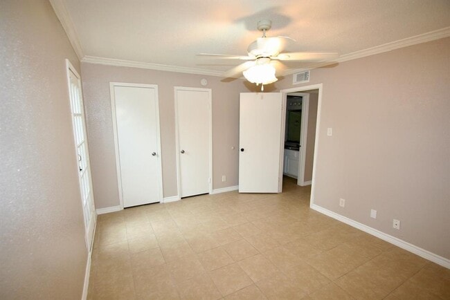 Building Photo - 17401 Red Oak Dr