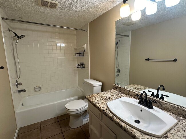 Building Photo - Large single story 4 bedroom