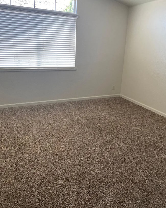 Building Photo - 4 Bedroom, 3 Bath North West Reno Area Home!