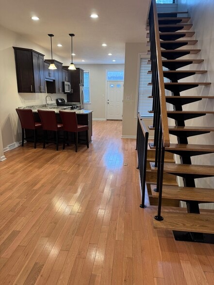 Building Photo - 5827 Pierce St