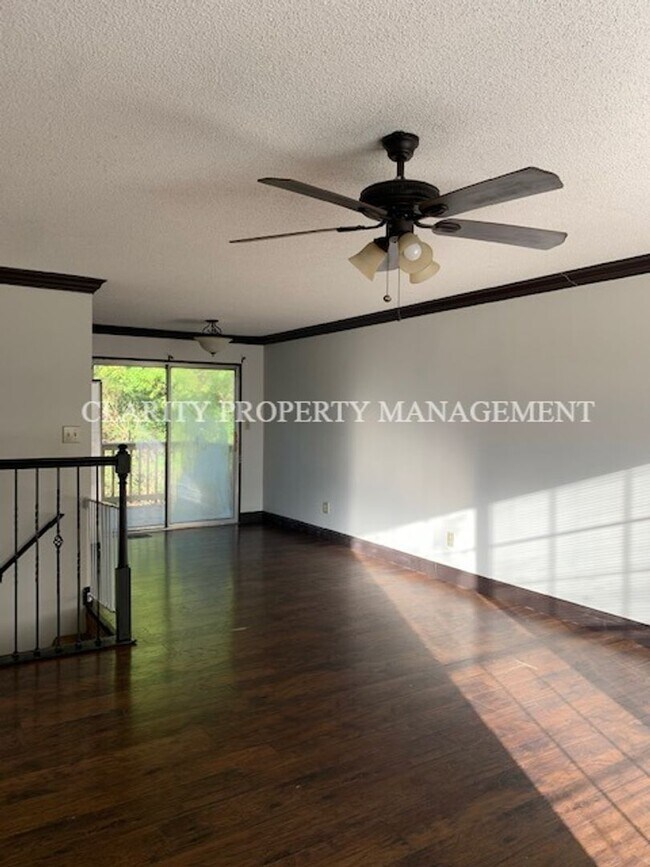 Building Photo - 2218 Cloverleaf Cir SE